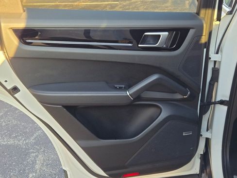 Used 2020 Porsche Cayenne image 32