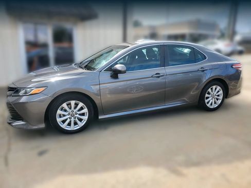 Used 2019 Toyota Camry LE FWD image 4