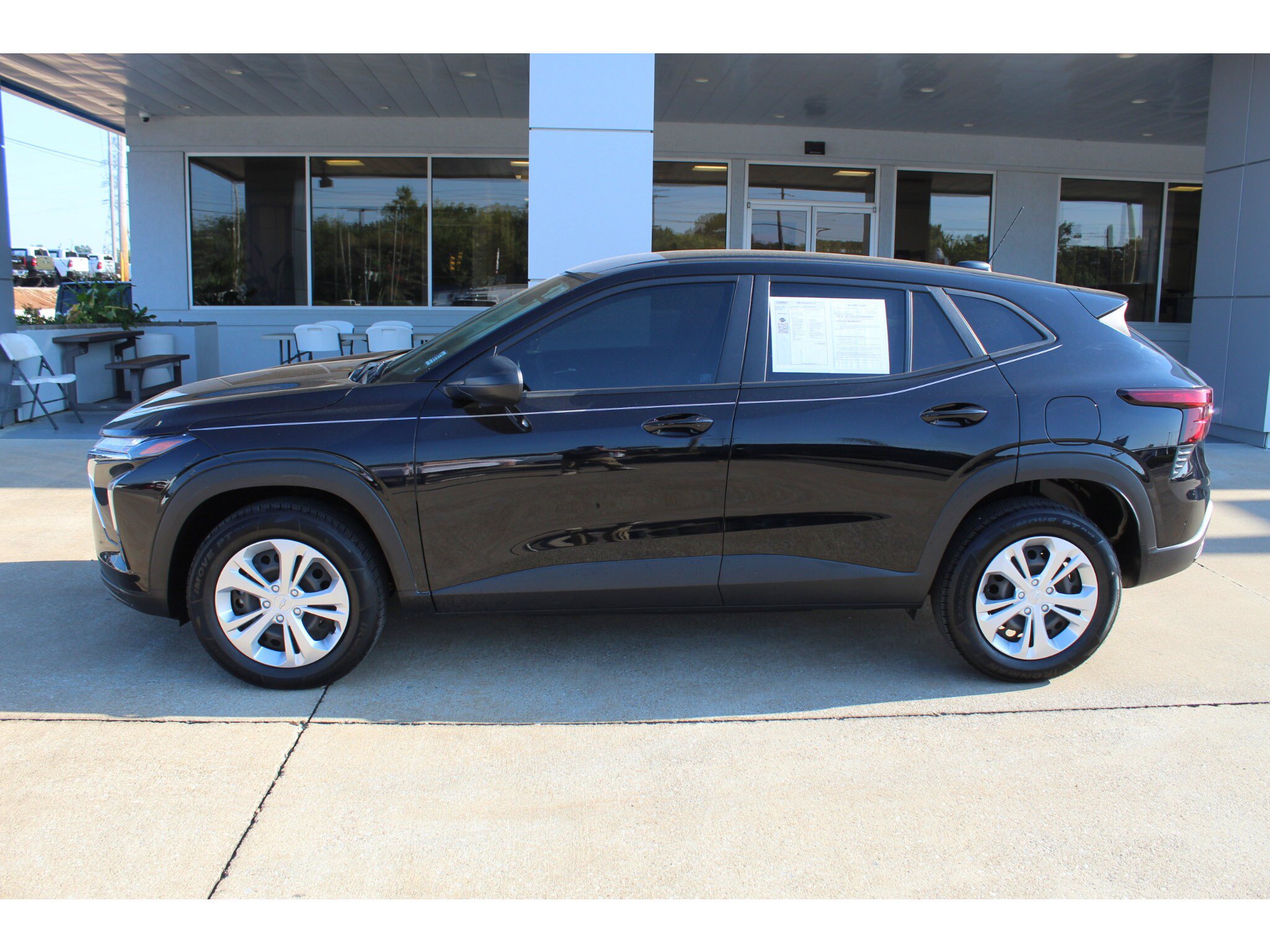 Used 2025 Chevrolet Trax LS FWD image 2