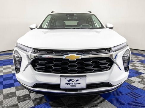 Certified 2025 Chevrolet Trax LT FWD image 2