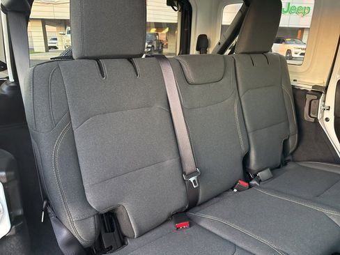 Used 2025 Jeep Wrangler Sahara image 12