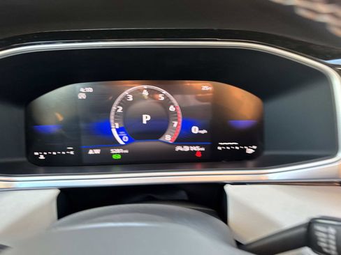 Certified 2025 Volkswagen Taos SE w/ Panoramic Sunroof Package FWD image 20