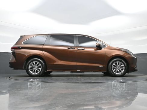 Used 2021 Toyota Sienna XLE FWD image 35