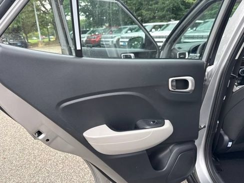 Used 2024 Hyundai Venue SEL FWD image 32