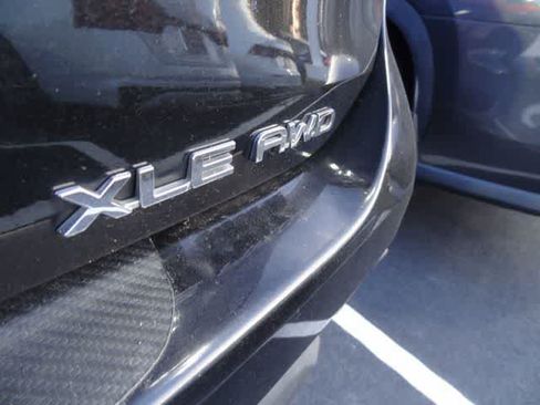 Used 2021 Toyota Highlander XLE AWD/4WD image 6