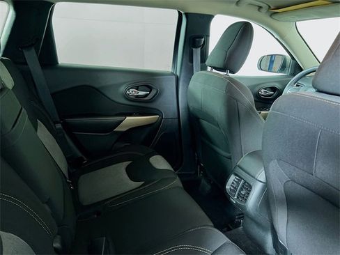 Used 2018 Jeep Cherokee Latitude image 9
