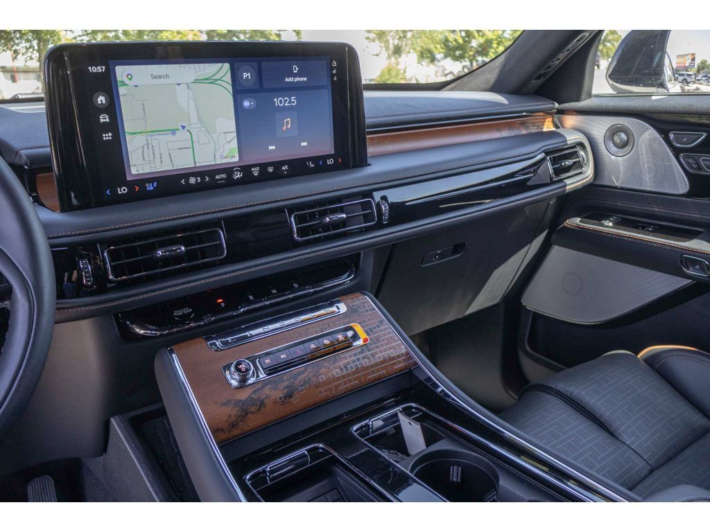 Used 2025 Lincoln Aviator Black Label w/ Jet Appearance Package AWD/4WD image 26