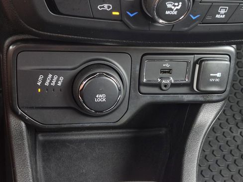Used 2022 Jeep Renegade Latitude w/ Convenience Group AWD/4WD image 31