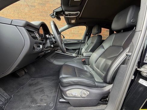 Certified 2025 Porsche Macan image 5