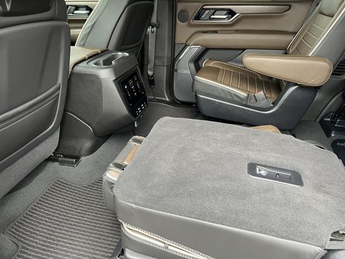 Used 2025 GMC Yukon Denali Ultimate AWD/4WD image 16