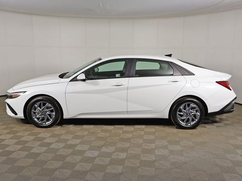 Used 2025 Hyundai Elantra Blue image 12