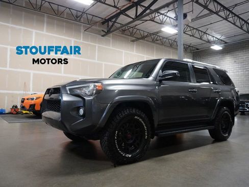 Used 2018 Toyota 4Runner SR5 AWD/4WD image 2