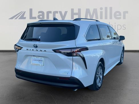Used 2023 Toyota Sienna XLE w/ XLE Plus Package image 5
