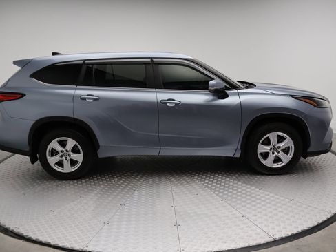 Used 2023 Toyota Highlander LE FWD image 7