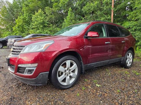 Used 2017 Chevrolet Traverse LT w/ Style and Technology Package FWD image 9