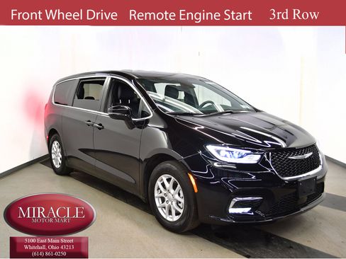 Used 2025 Chrysler Pacifica Select image 1
