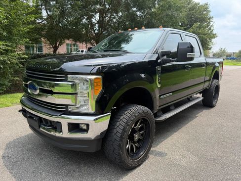 Used 2017 Ford F250 Lariat w/ Lariat Value Package AWD/4WD image 2