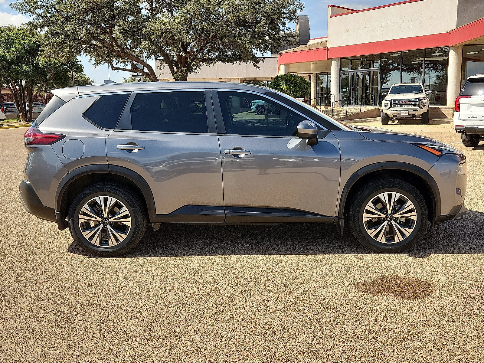 Used 2023 Nissan Rogue SV FWD image 5