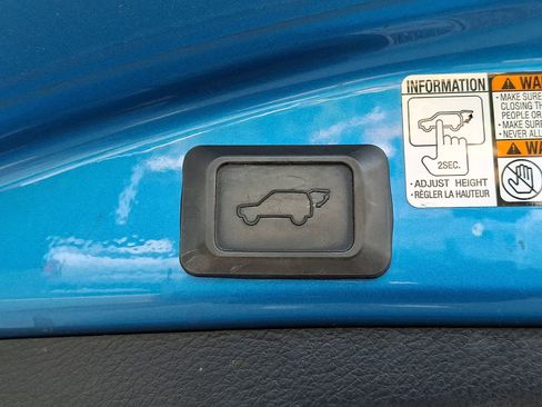 Used 2016 Toyota RAV4 XLE AWD/4WD image 32