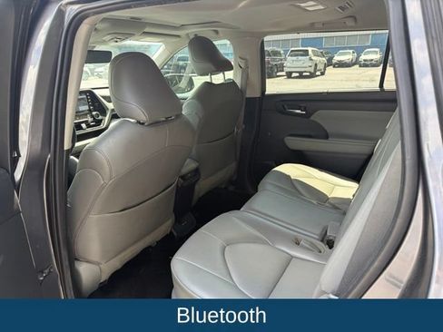 Used 2021 Toyota Highlander XLE FWD image 6