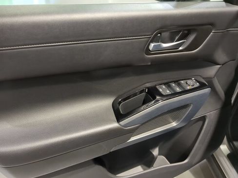Used 2025 Nissan Pathfinder SL AWD/4WD image 13