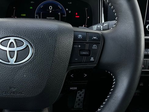 Used 2025 Toyota Camry SE image 34