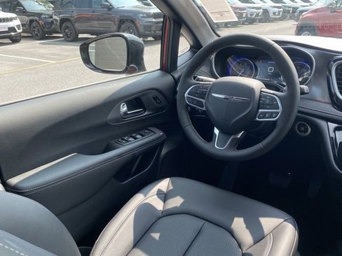 New 2026 Chrysler Pacifica Select image 35