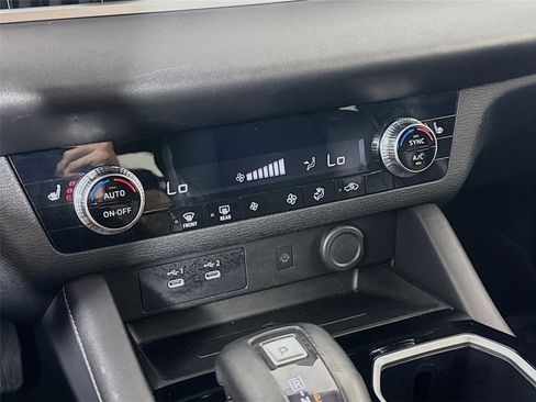 Used 2025 Mitsubishi Outlander SE FWD image 14