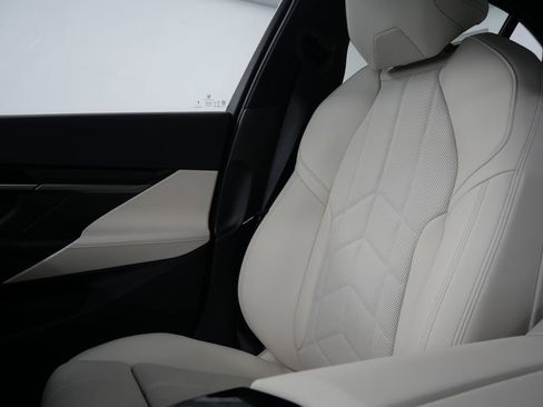 Used 2025 BMW 530i w/ Premium Package image 27