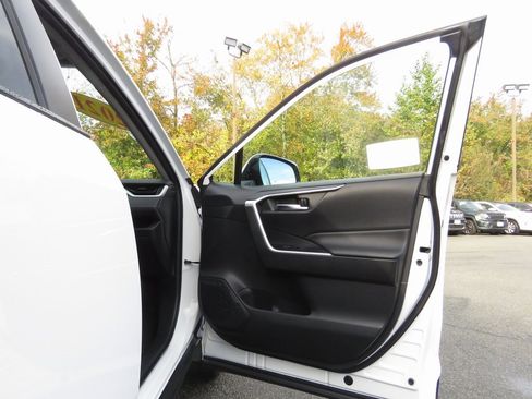 Used 2021 Toyota RAV4 XLE image 13