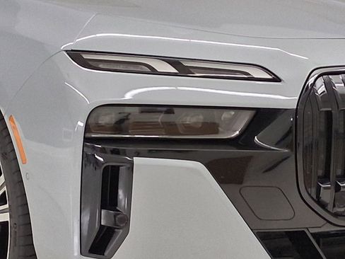 Used 2023 BMW 760i xDrive image 9