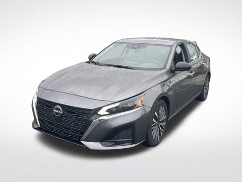 Used 2024 Nissan Altima 2.5 SV FWD image 3