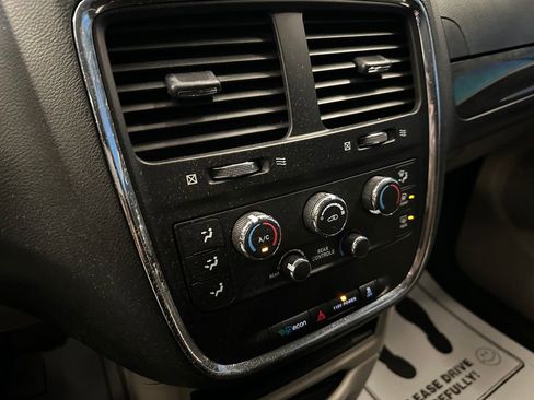 Used 2018 Dodge Grand Caravan SE w/ UConnect Hands-Free Group FWD image 15