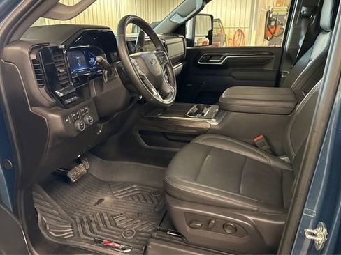 Used 2025 Chevrolet Silverado 2500 LTZ w/ LTZ Plus Package image 9