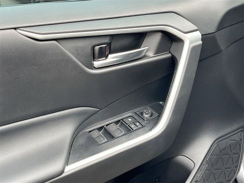 Used 2022 Toyota RAV4 SE image 17