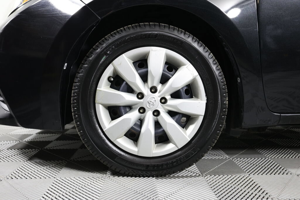 Used 2014 Toyota Corolla LE FWD image 9