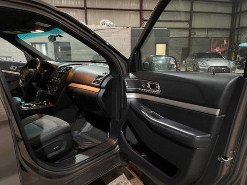 Used 2016 Ford Explorer XLT image 28