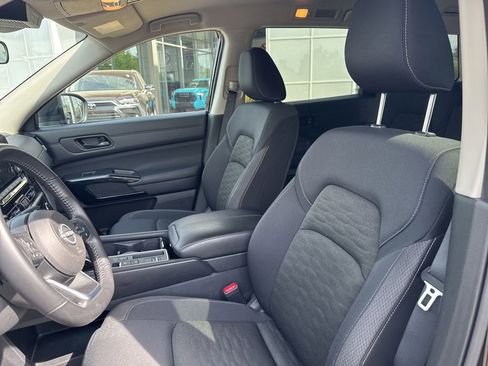 Used 2025 Nissan Pathfinder SV FWD image 10