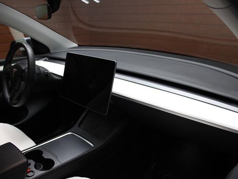 Used 2023 Tesla Model Y Long Range image 34