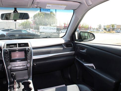 Used 2015 Toyota Camry SE FWD image 29
