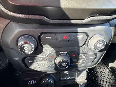 Used 2020 Jeep Renegade Altitude AWD/4WD image 21