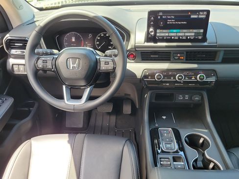 Certified 2025 Honda Pilot Touring image 17