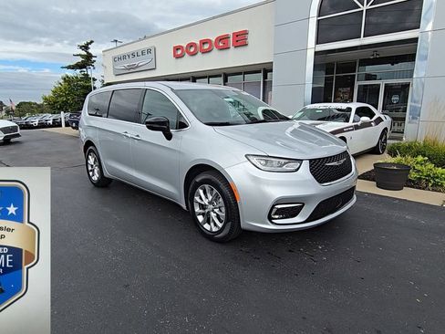 New 2026 Chrysler Pacifica Select image 1