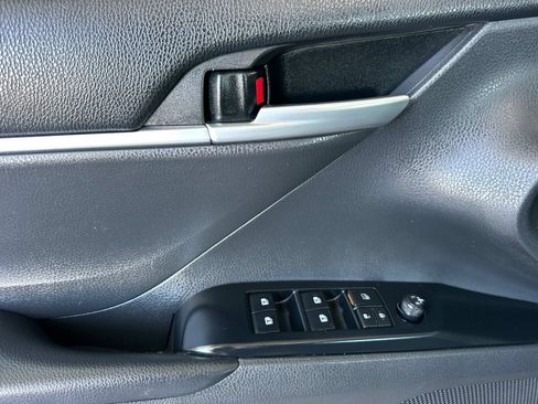 Used 2018 Toyota Camry LE FWD image 11