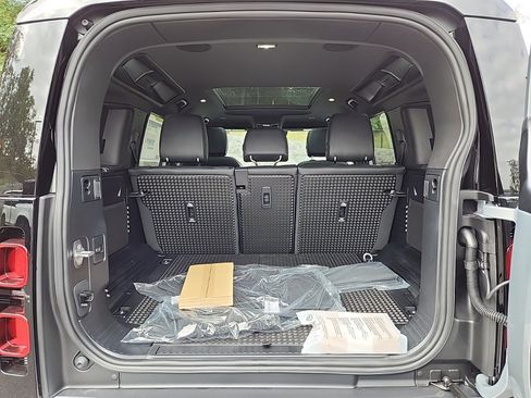 New 2024 Land Rover Defender 110 SE image 13
