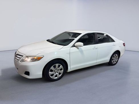Used 2011 Toyota Camry LE image 3