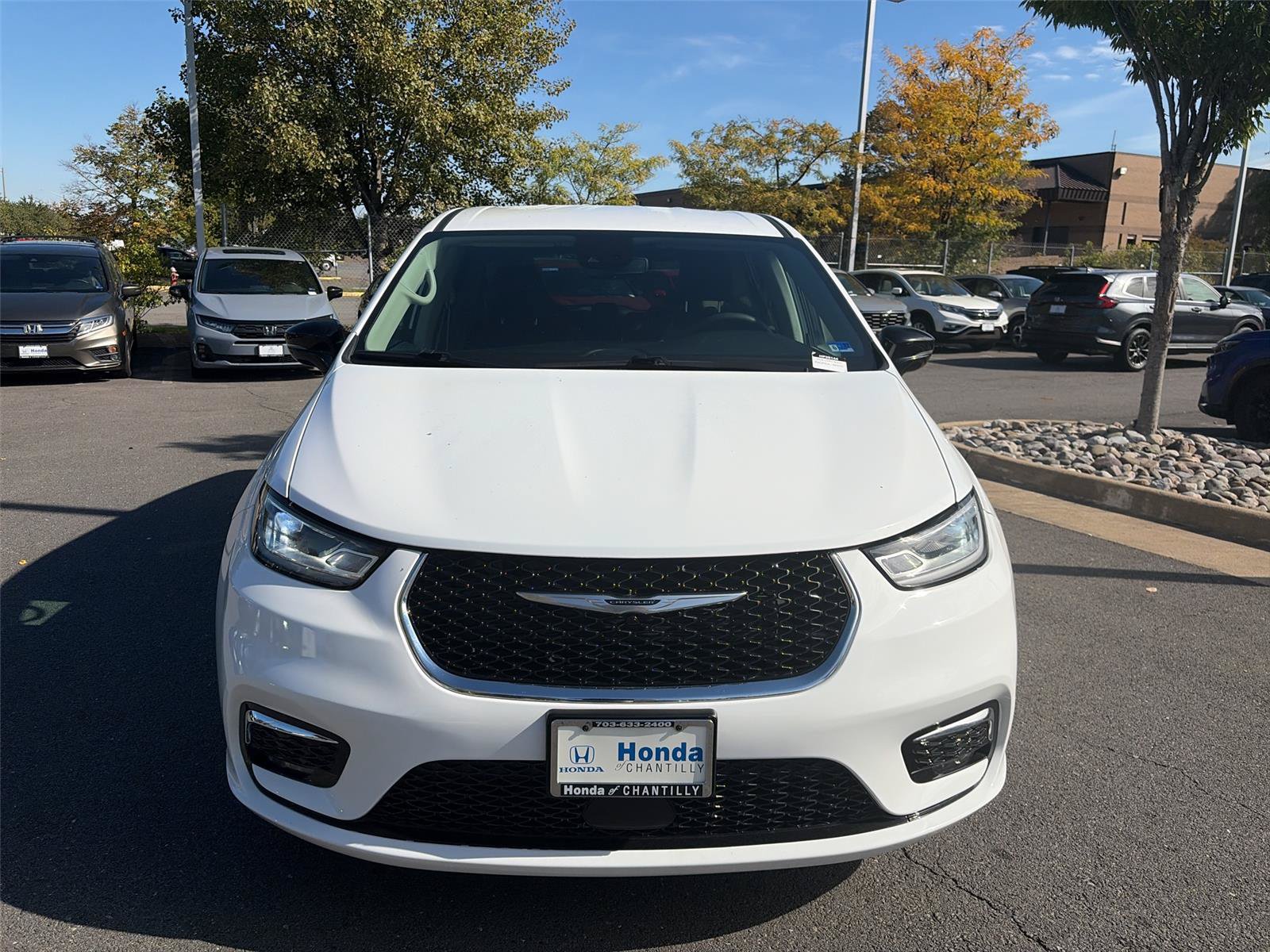 Used 2024 Chrysler Pacifica Touring-L FWD image 2