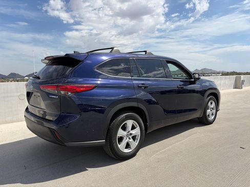 Used 2022 Toyota Highlander LE FWD image 3