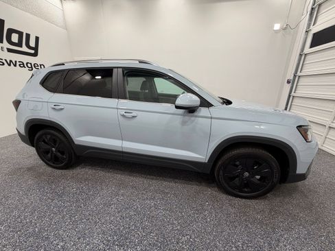 Used 2026 Volkswagen Taos SE w/ Panoramic Sunroof Package FWD image 8