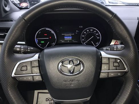 Used 2024 Toyota Sienna Limited image 14